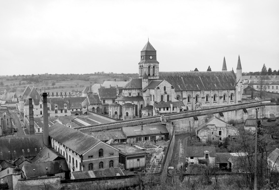 Fontrevraut-l'Abbaye, prison dont Genet relate l'influence sur les prisonniers dans les premières pages de Miracle de la Rose